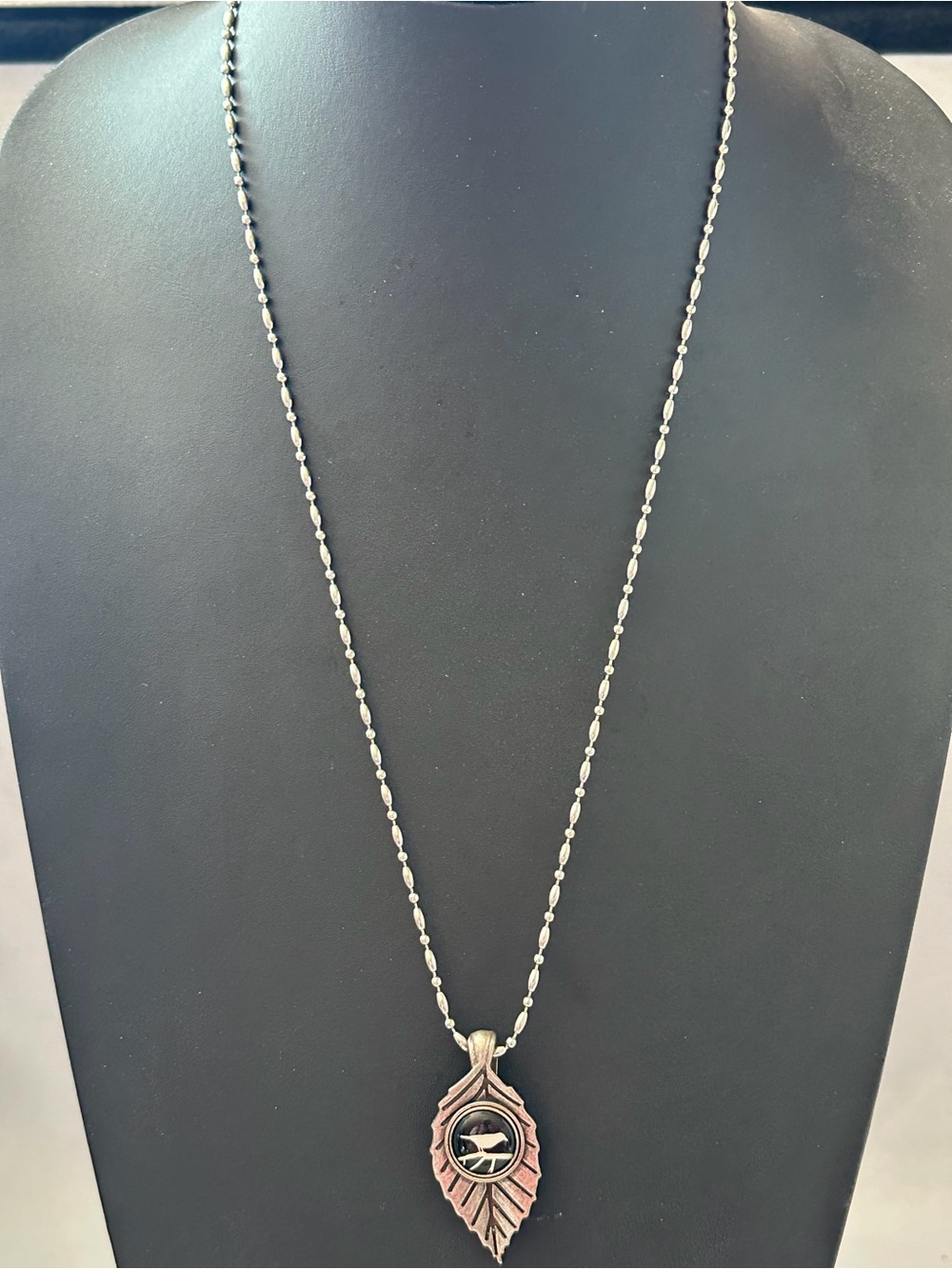Magnebilities silver tone leaf Pendant Necklace with Black Inlay